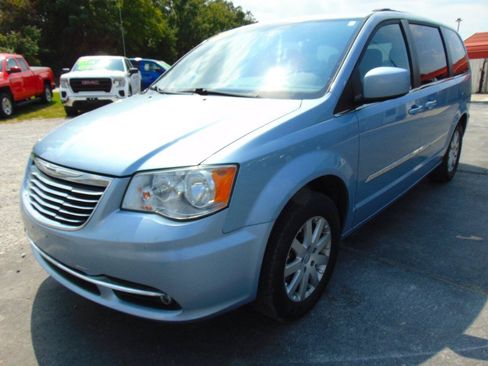 Used 2013 Chrysler Town & Country Touring FWD image 4