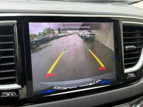Used 2023 Chrysler Pacifica Touring-L FWD image 15