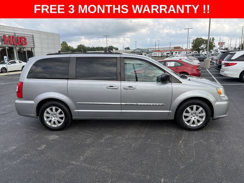 Used 2016 Chrysler Town & Country Touring FWD image 31