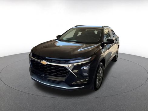 Used 2025 Chevrolet Trax LT FWD image 6