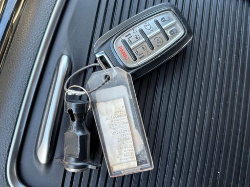 Used 2023 Chrysler Pacifica Limited image 25