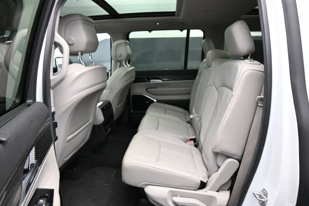 Used 2022 Jeep Wagoneer Series III w/ Premium Group I AWD/4WD image 29