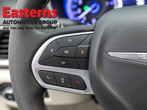 Used 2024 Chrysler Pacifica Touring-L image 15