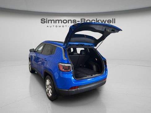 Used 2023 Jeep Compass Latitude AWD/4WD image 9