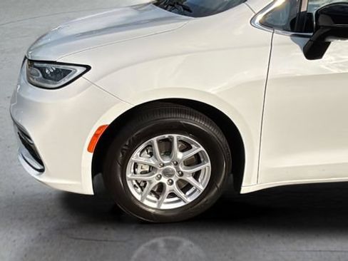 Used 2024 Chrysler Pacifica Touring-L FWD image 35