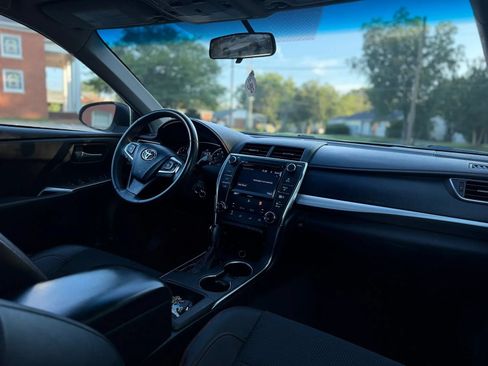 Used 2017 Toyota Camry SE w/ Moonroof Package FWD image 12