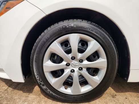 Used 2024 Toyota Corolla LE FWD image 11