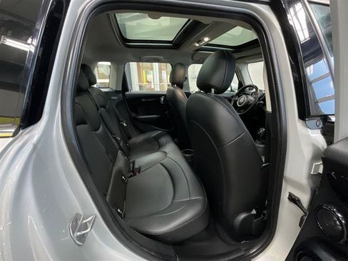Used 2021 MINI Cooper 4-Door Hardtop w/ Premium Package FWD image 28