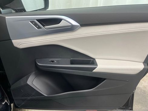 New 2025 Volkswagen Taos SE image 11