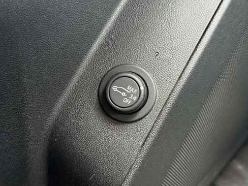 Used 2019 Chevrolet Equinox LT w/ Driver Convenience Package FWD image 18