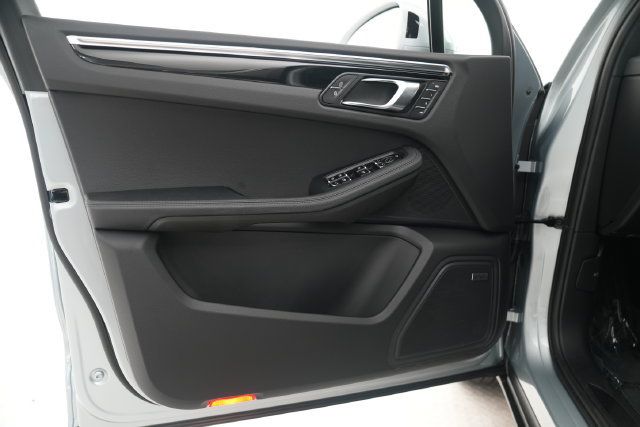 Certified 2026 Porsche Macan AWD/4WD image 34