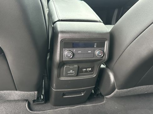 Certified 2023 GMC Acadia SLT AWD/4WD image 16