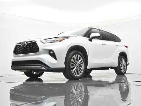 Used 2022 Toyota Highlander Platinum FWD image 39