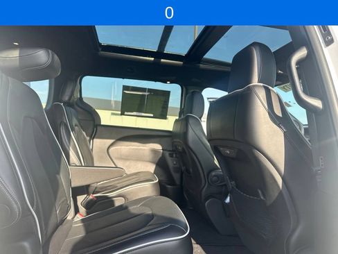 Used 2025 Chrysler Pacifica Limited FWD image 16