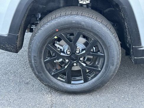 New 2025 Jeep Grand Cherokee Altitude image 17