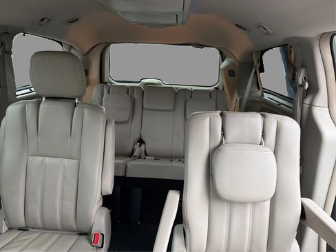 Used 2013 Chrysler Town & Country Touring image 17