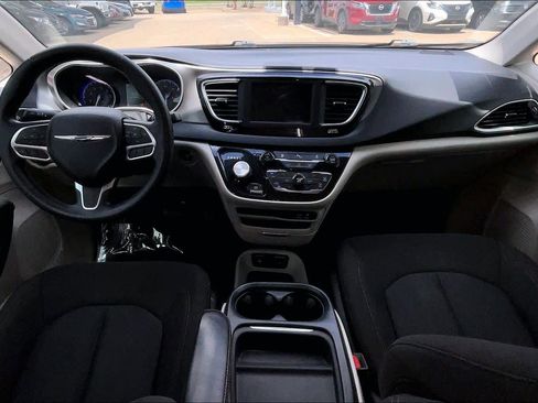 Used 2020 Chrysler Pacifica Touring FWD image 13