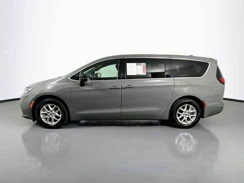 Used 2025 Chrysler Pacifica Select FWD image 5