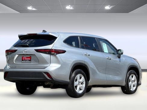Used 2025 Toyota Highlander LE FWD image 8