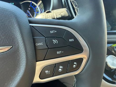 Used 2024 Chrysler Pacifica Limited FWD image 14