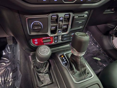 Certified 2026 Jeep Gladiator Rubicon AWD/4WD image 32