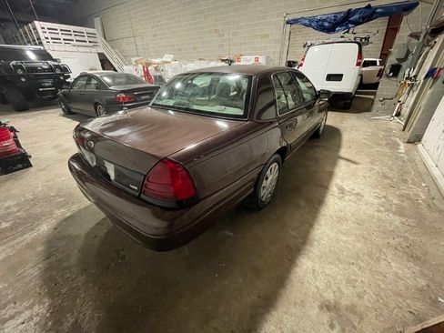 Used 2010 Ford Crown Victoria Police Interceptor image 14