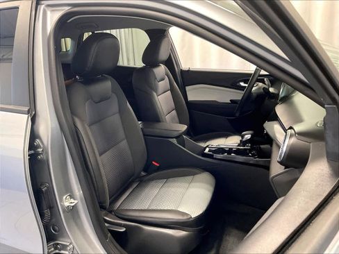 Used 2025 Chevrolet Trax LT w/ LT Convenience Package FWD image 11