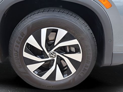 Certified 2025 Volkswagen Tiguan S AWD/4WD image 10