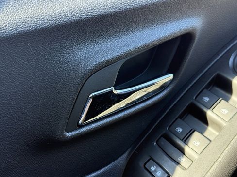 Used 2022 Chevrolet Trax LT w/ LT Convenience Package image 23