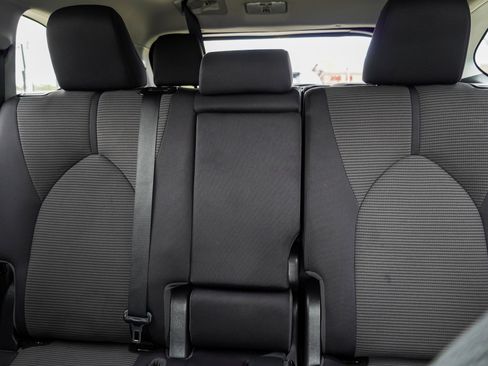 Used 2023 Toyota Highlander LE FWD image 22