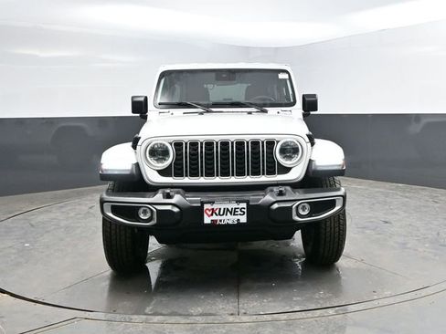 Used 2025 Jeep Wrangler Sahara image 2