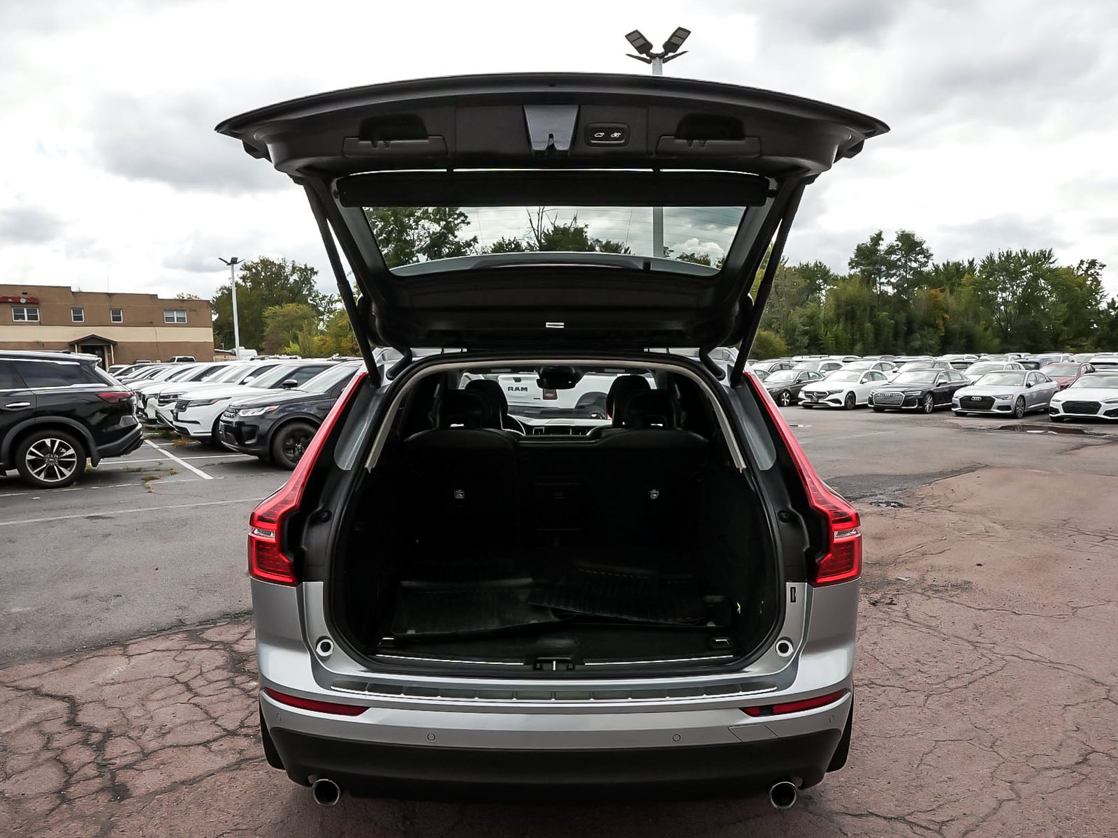 Used 2018 Volvo XC60 T5 Momentum w/ Convenience Package AWD/4WD image 44