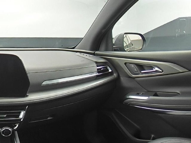 Used 2025 Chevrolet Traverse LT AWD/4WD image 32