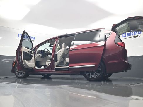 Used 2018 Chrysler Pacifica Limited FWD image 62