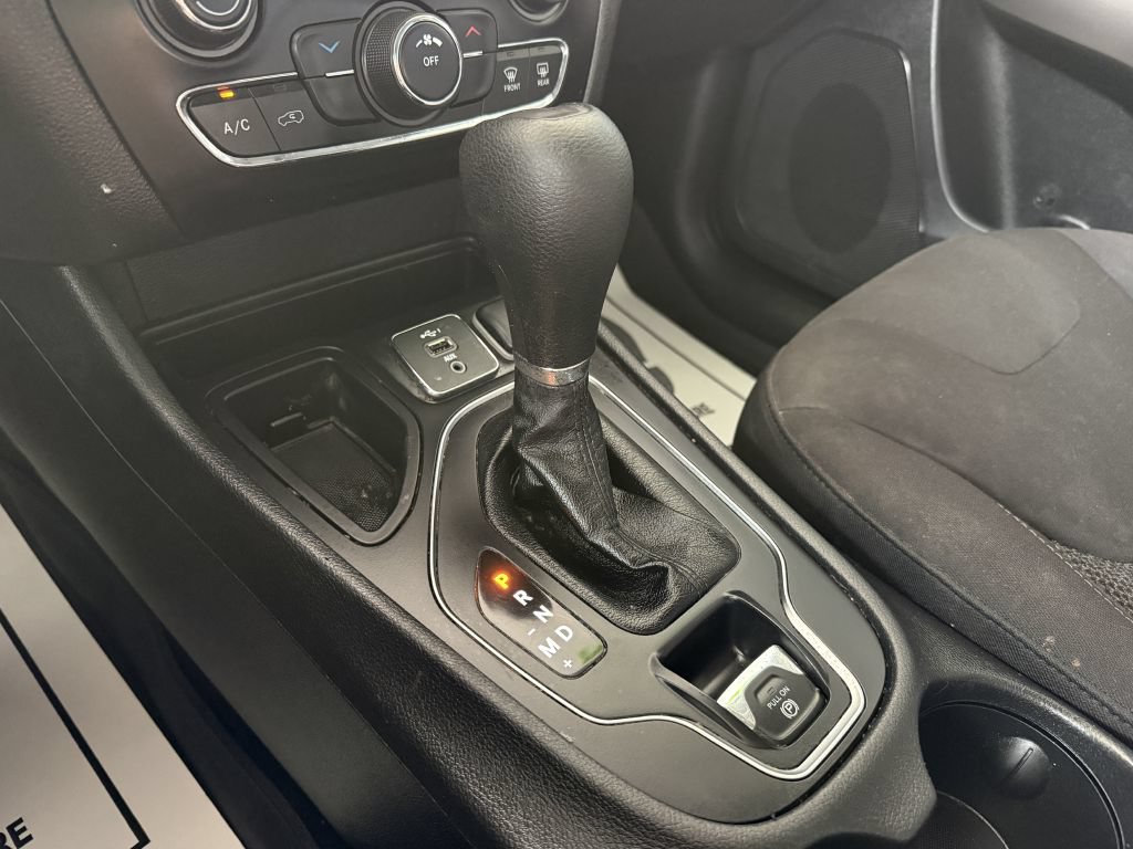 Used 2019 Jeep Cherokee Latitude w/ Popular Appearance Group FWD image 19