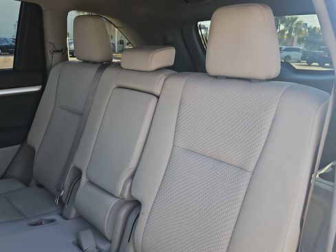 Used 2019 Toyota Highlander LE image 24