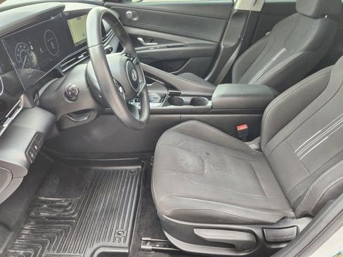 Used 2025 Hyundai Elantra SEL image 12