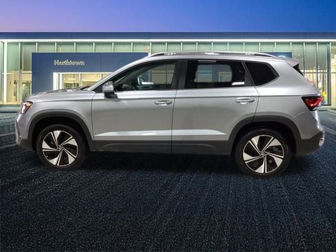 Certified 2025 Volkswagen Taos SE w/ Panoramic Sunroof Package image 9