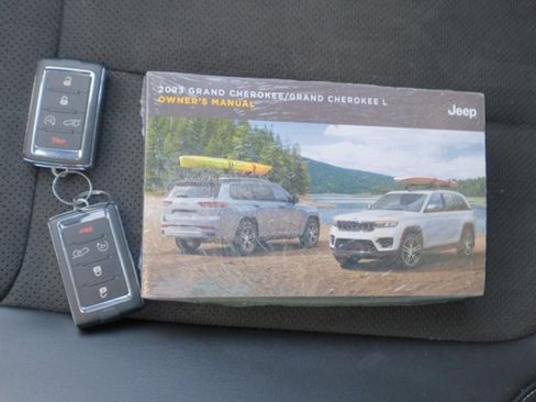 Used 2023 Jeep Grand Cherokee Altitude AWD/4WD image 23