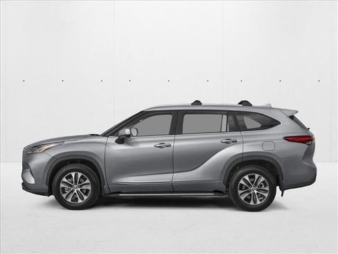 New 2026 Toyota Highlander XLE image 3