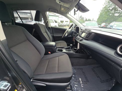 Used 2018 Toyota RAV4 LE w/ Carpet Mat Package AWD/4WD image 11