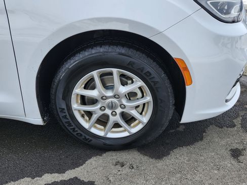 Used 2023 Chrysler Pacifica Touring-L image 9