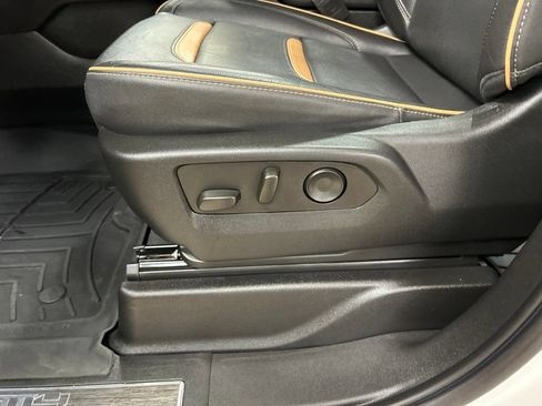 Used 2023 GMC Yukon XL AT4 w/ AT4 Premium Package AWD/4WD image 12