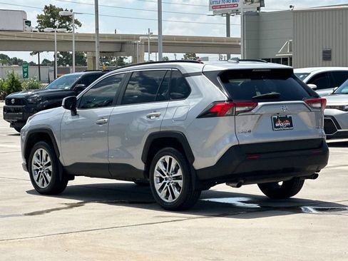 Used 2021 Toyota RAV4 XLE Premium FWD image 4