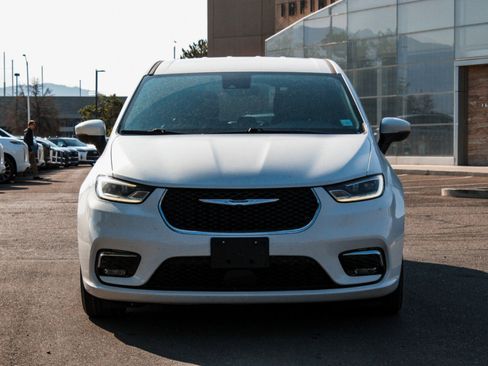 Used 2023 Chrysler Pacifica Touring-L FWD image 2