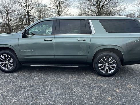 Certified 2023 Chevrolet Suburban LT w/ Luxury Package image 8