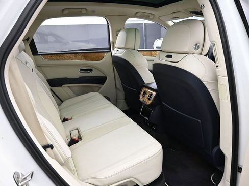 Certified 2024 Bentley Bentayga Plug-In Hybrid image 30