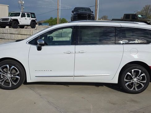 New 2026 Chrysler Pacifica Pinnacle AWD/4WD image 2