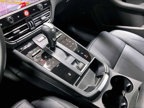 Used 2025 Porsche Macan image 20