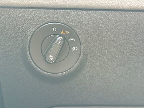 Used 2022 Volkswagen Taos SE image 30